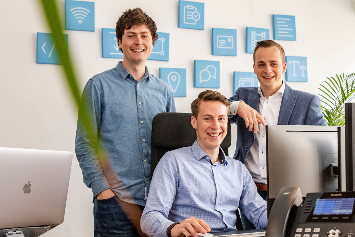 Het team van Embite aan het werk op kantoor in Nijkerk